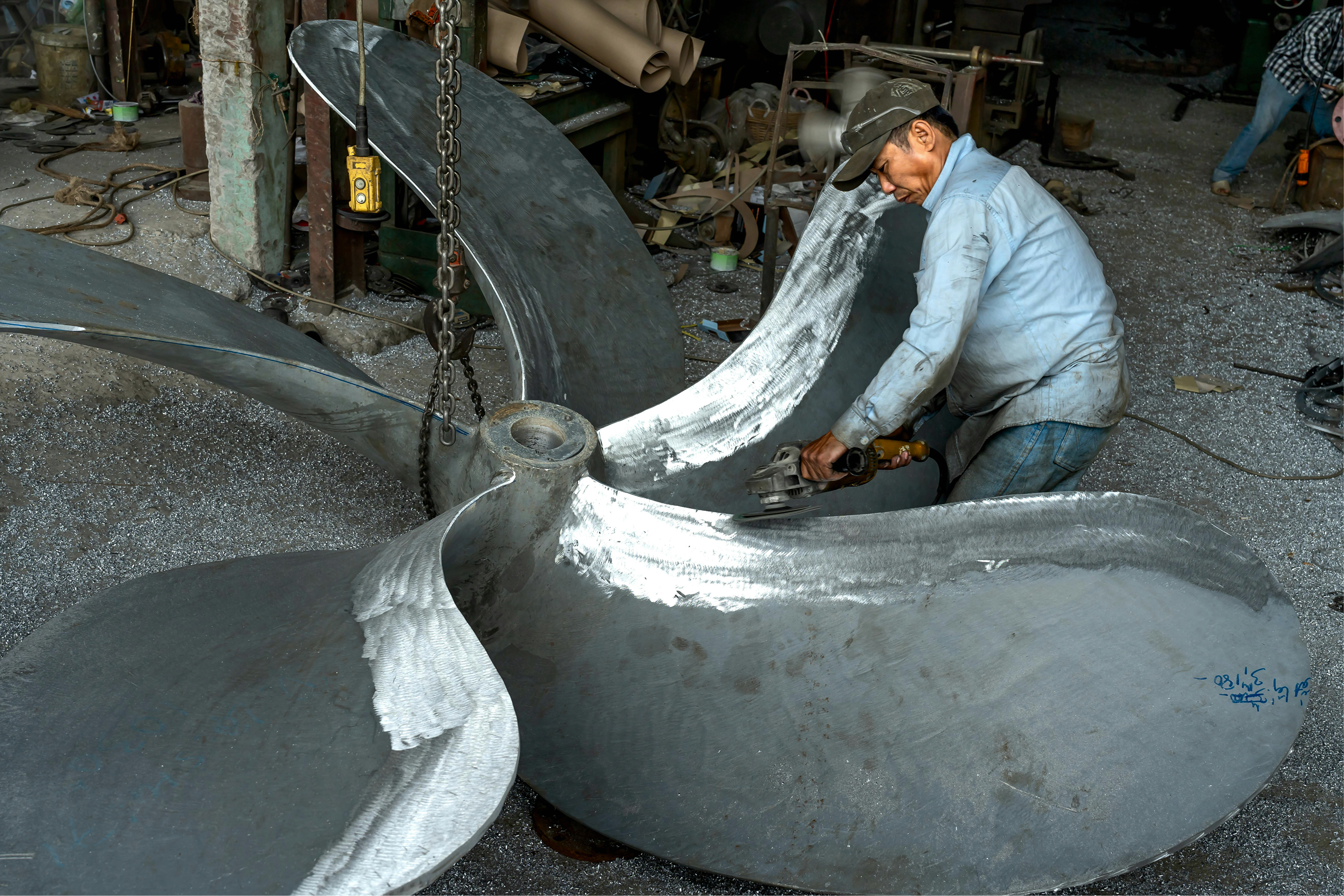 5 costi nascosti della carteggiatura manuale nei cantieri nautici
