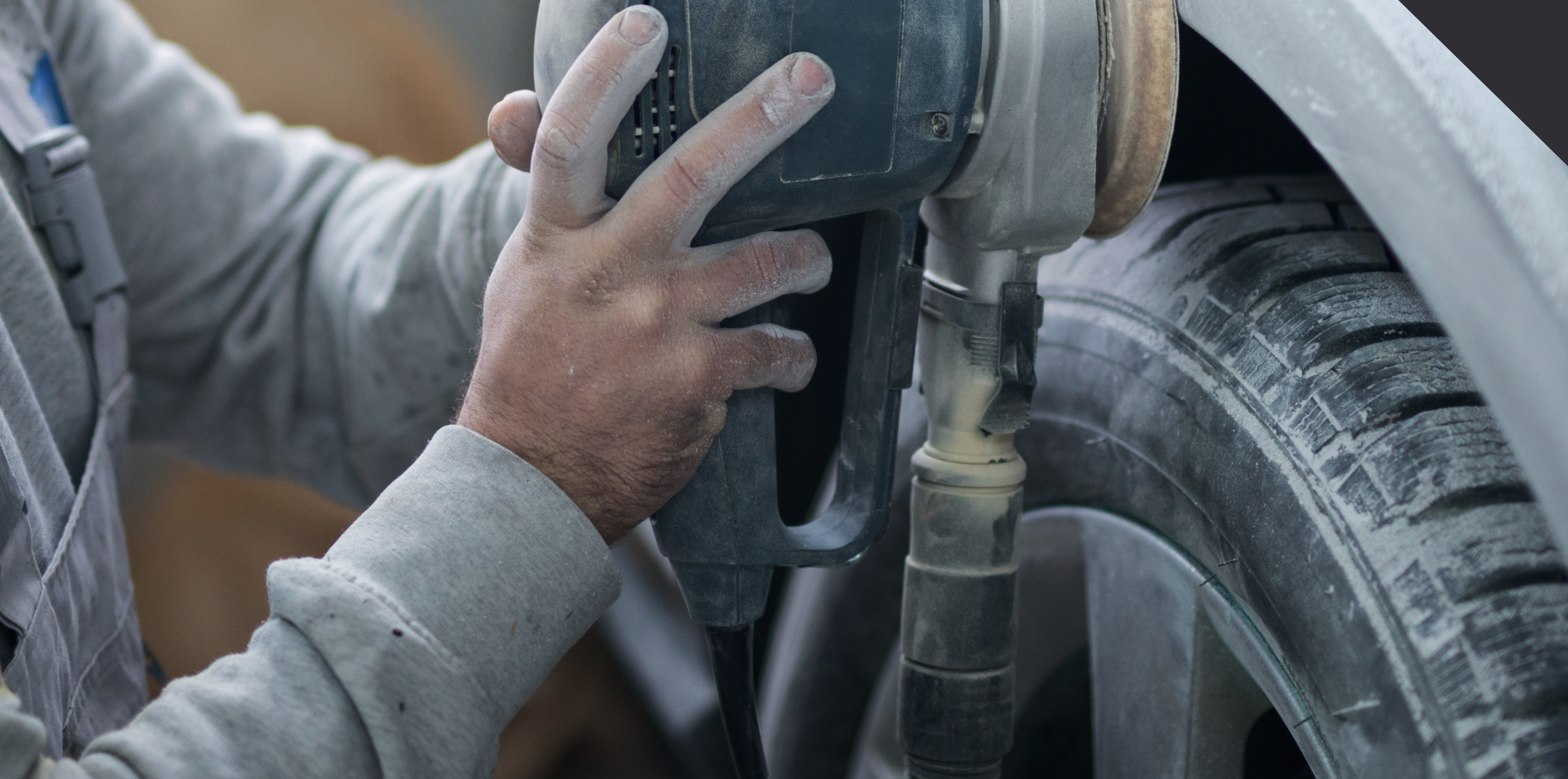 5 costi nascosti della carteggiatura manuale nel settore automotive